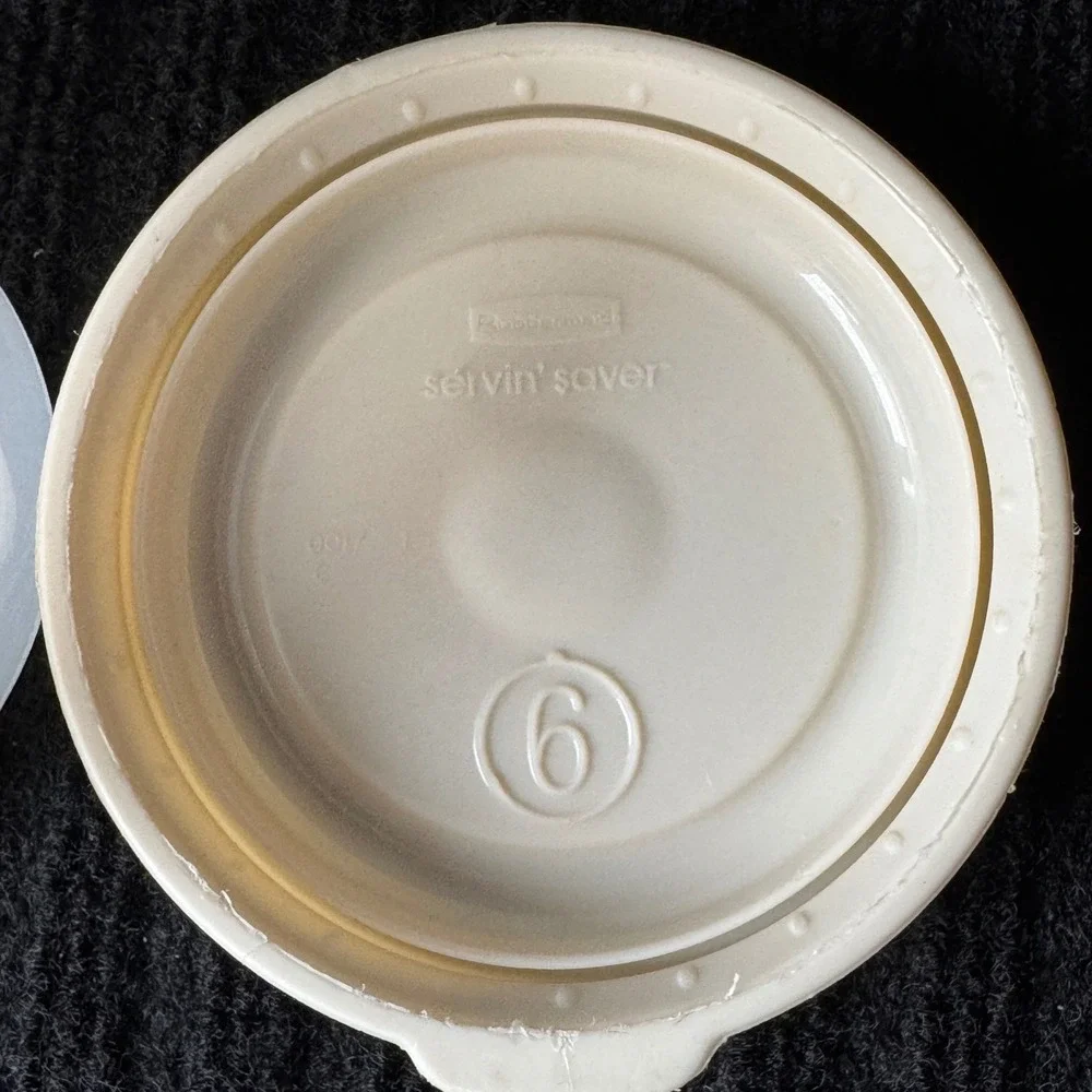 Rubbermaid Servin Saver 1 Cup 235mL Round Food Storage Container Almond Lid 0018